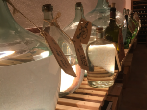 Lagerung in grossen Glasflaschen in unserem Gewölbekeller