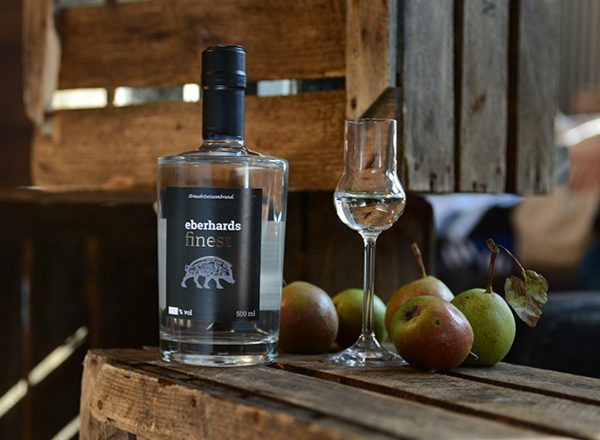 Obstbrand "Schweizer Wasserbirne” auf Holzkiste von eberhards finest - mit dem Eber des Schnaps. Der Obstbrand aus der Alb.
