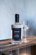 Flasche des Obstbrandes von vorne - mit dem Eber des Schnaps. Der Obstbrand aus der Alb.